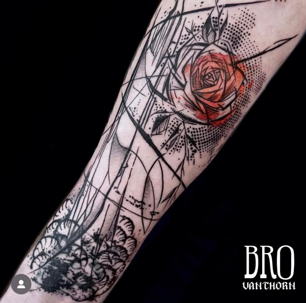 Tatouage sketchy sur l'avant bras d'une rose en couleur orange en couleur, réalisé par Bro Vanthorn