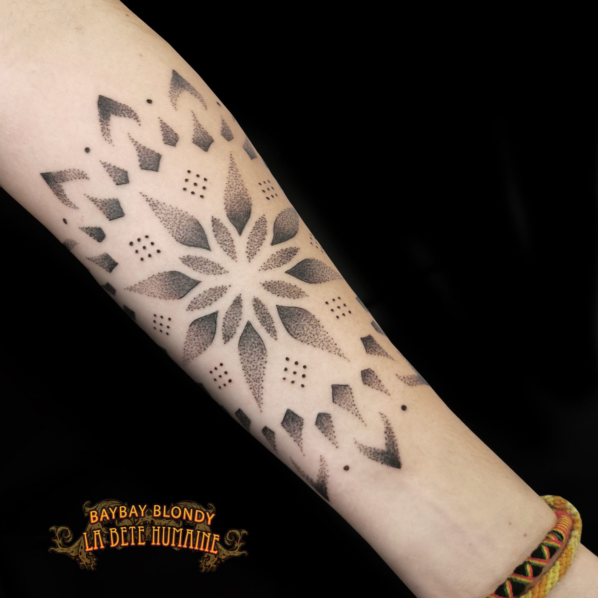 Tatouage ornemental en dotwork sur l'avant bras réalisé par Baybay Blondy à La Bête Humaine, salon de tatouage à Paris République