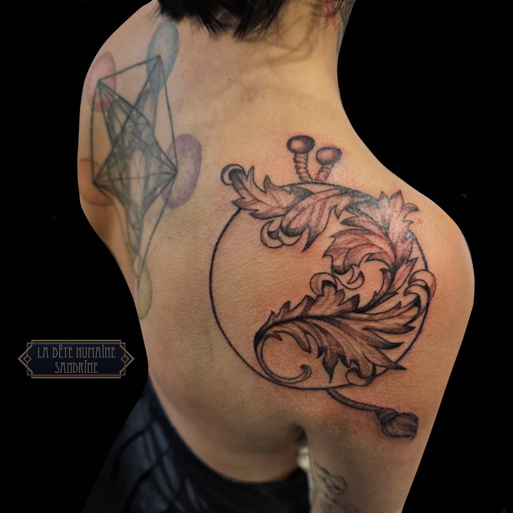 Tatouage ornemental feuille d'acanthe réalisé dans le dos par Sandrine, tatoueuse à La Bête Humaine à Paris République.