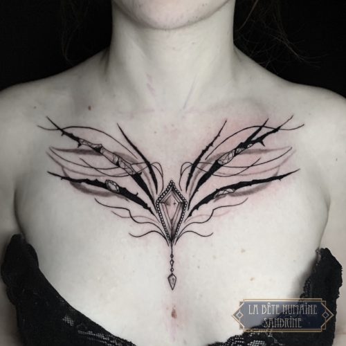 Tatouage ornemental sur le chest réalisé par Sandrine, tatoueuse à La Bête Humaine Paris.