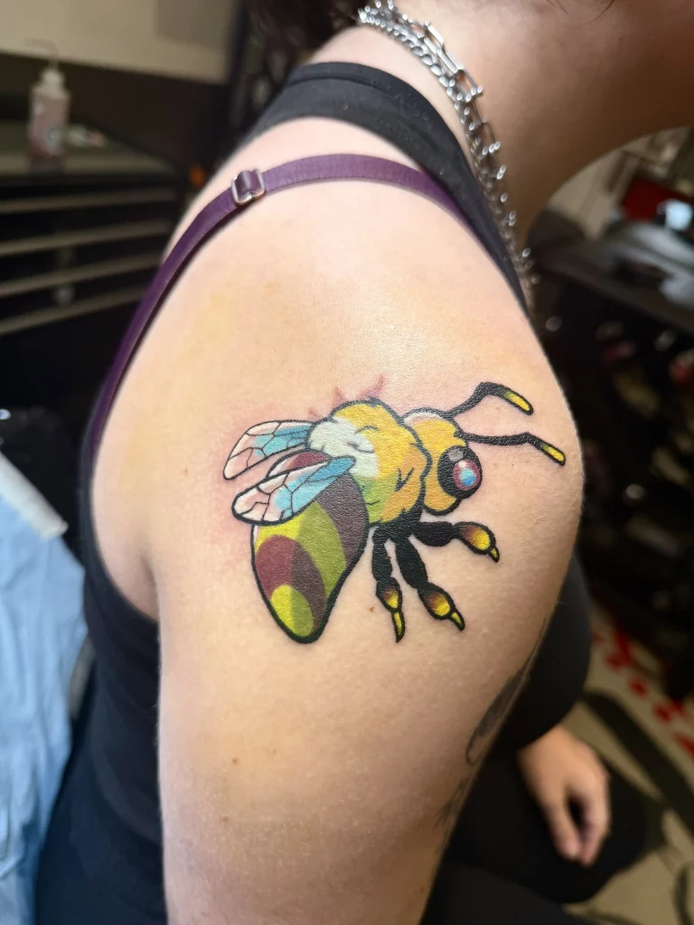 Tatouage d'une abeille en couleur réalisé par Salomé - La Bête Humaine Paris