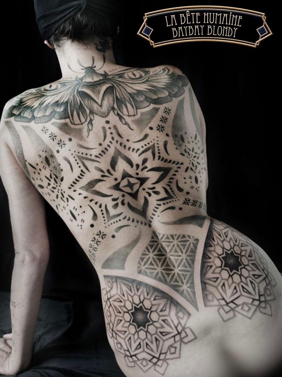 Dos complet ornemental réalisé par Baybay Blondy à La Bête Humaine, salon de tatouage à Paris.
