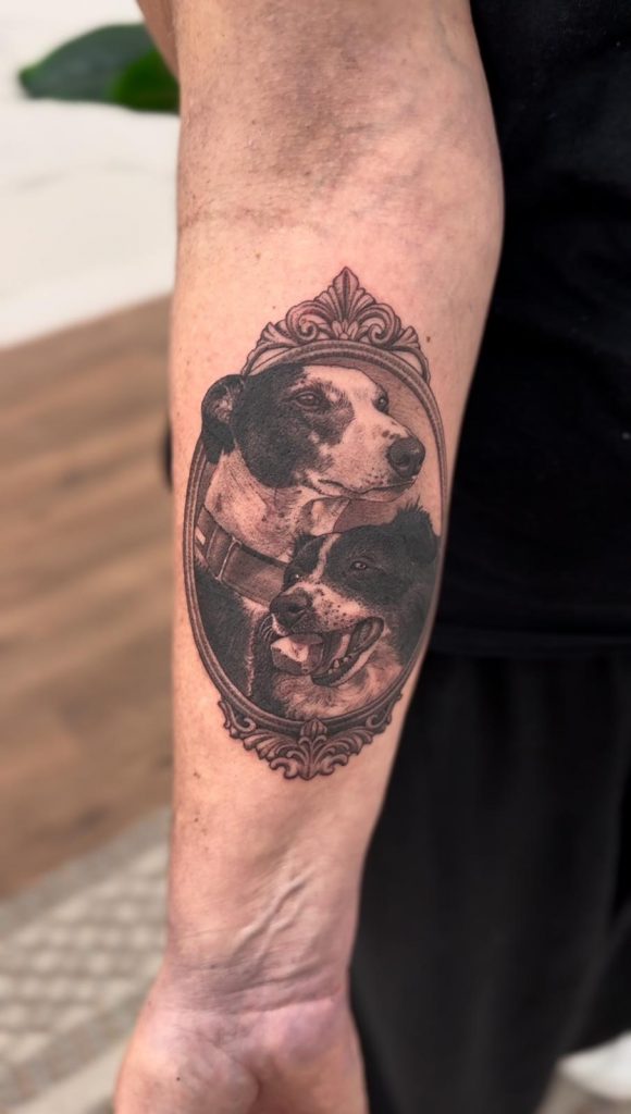 Portrait of dogs on the arm, by Alvaro Sanchez
