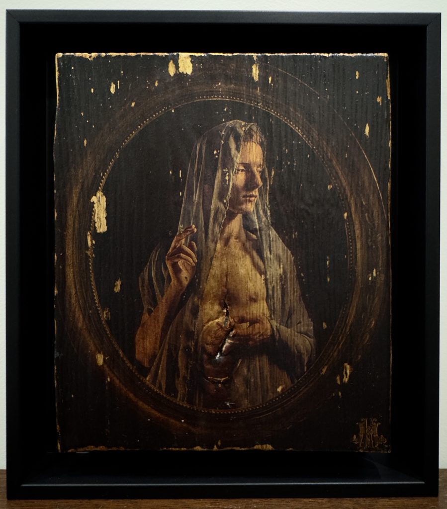 Œuvre photographique sur bois représentant une figure féminine voilée dans un cercle doré, réalisée par Michka Kovalsky.