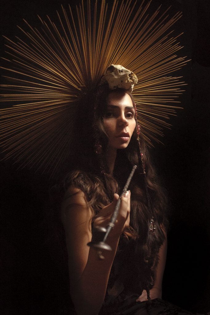 Portrait photographique d’une femme portant une coiffe dorée rayonnante, œuvre de Michka Kovalsky exposée à la Galerie La Lison.