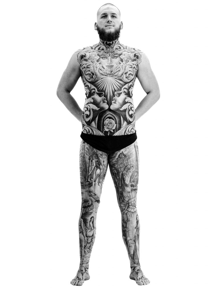 Projet de tatouage full body en réalisme noir et gris avec chest, jambes et cou tatoués réalisé dans le meilleur salon de tatouage de Paris