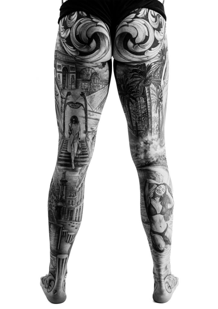 tatouage réaliste sur les jambes représentant Paris et la Côte d’Azur en noir et gris