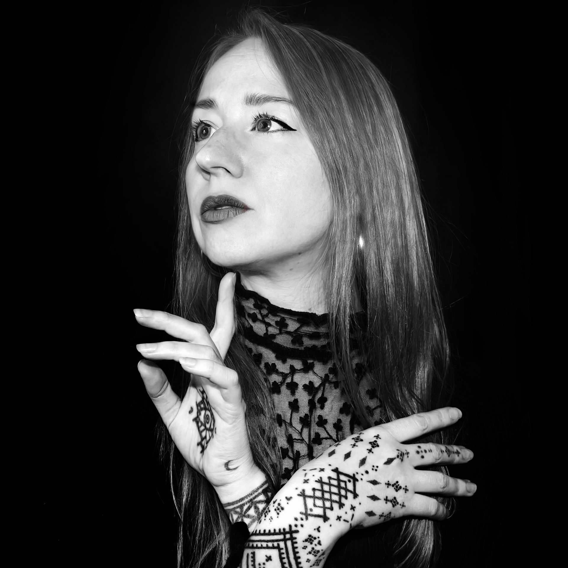 Portrait de Baybay Blondy, tatoueuse spécialisé dotwork, géométrie, mandala à Paris.