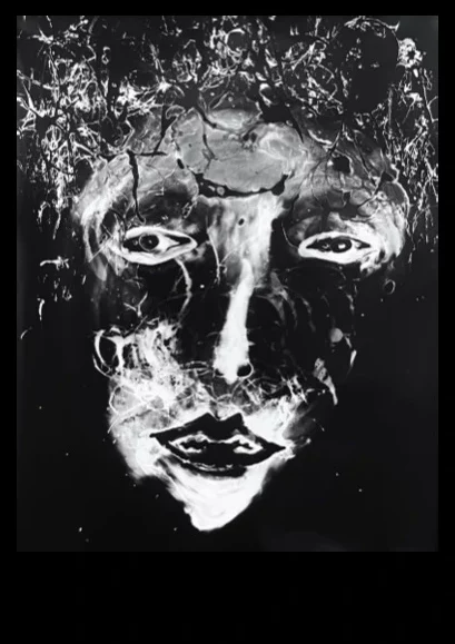 Autoportrait argentique expérimental d’Ai Huang pour la série KABRALA, visage transformé par les procédés chimiques.