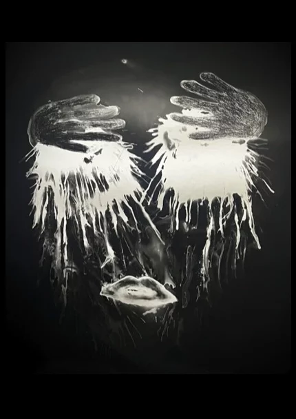 Autoportrait en noir et blanc d’Ai Huang, deux mains sombres surmontant un visage presque effacé par des coulures blanches, série KABRALA.