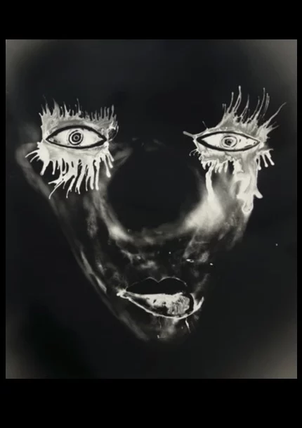 Autoportrait en noir et blanc d’Ai Huang, visage émergeant de l’ombre avec deux yeux très contrastés entourés de traits blancs, série KABRALA.