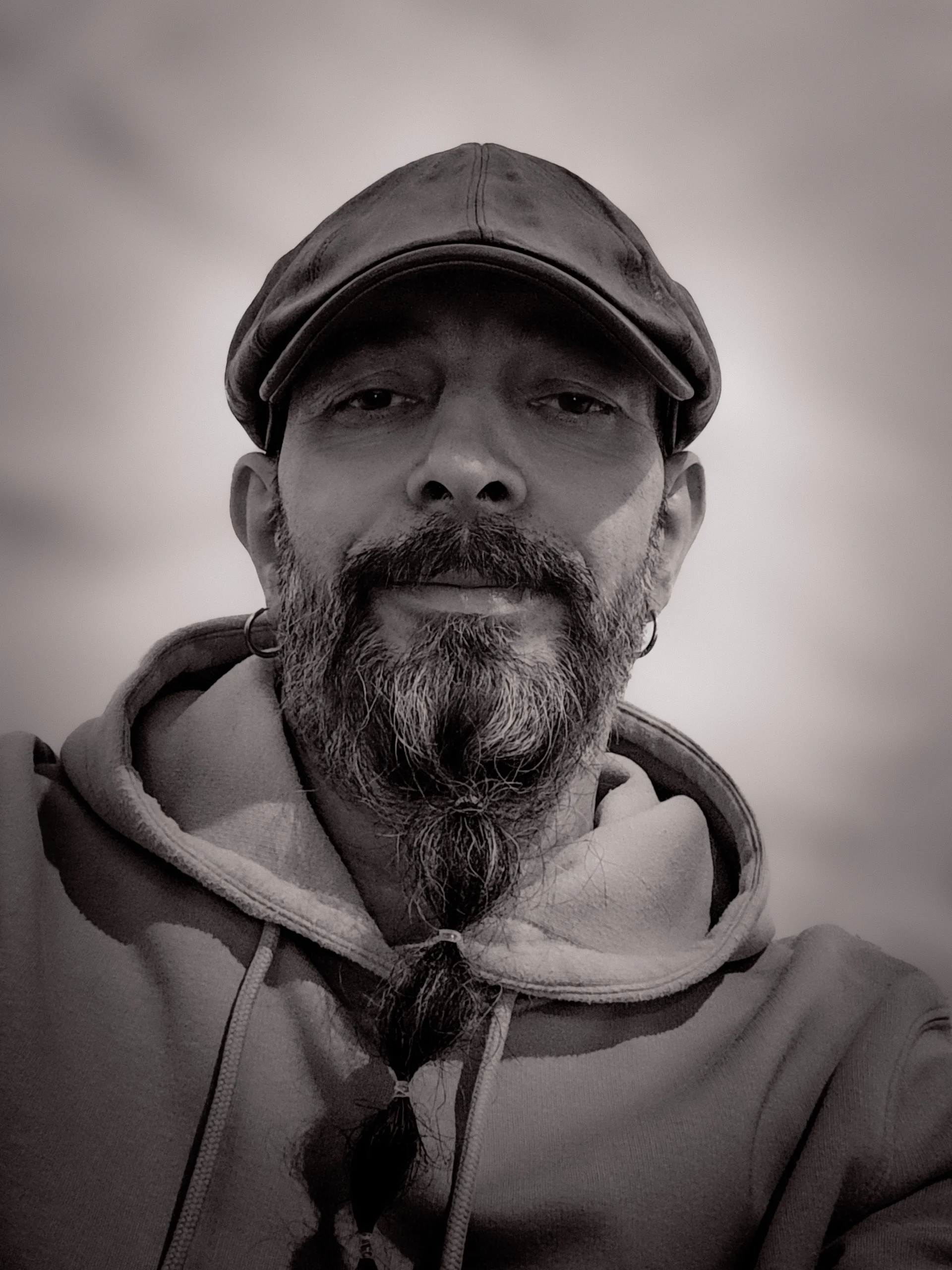 Portrait en noir et blanc de Goran Ivić, tatoueur résident à La Bête Humaine à Paris.