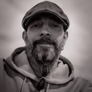 Portrait en noir et blanc de Goran Ivić, tatoueur résident à La Bête Humaine à Paris.