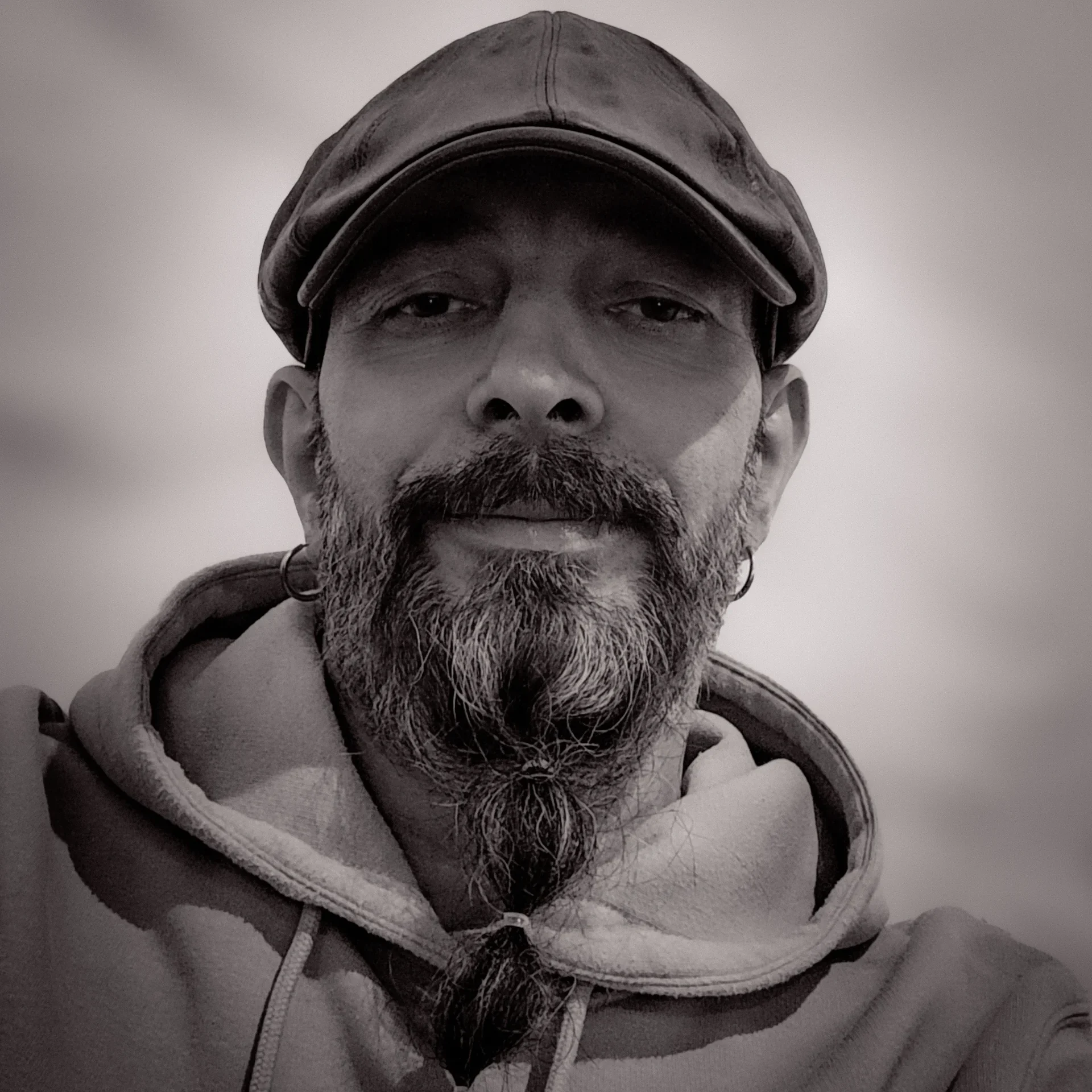 Portrait en noir et blanc de Goran Ivić, tatoueur résident à La Bête Humaine à Paris.